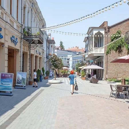 Wehost Apartment On A Colorful Street Тбилиси Экстерьер фото