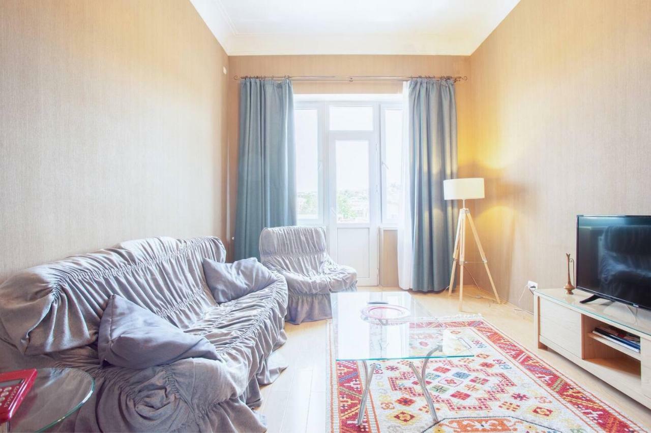 Wehost Apartment On A Colorful Street Тбилиси Экстерьер фото