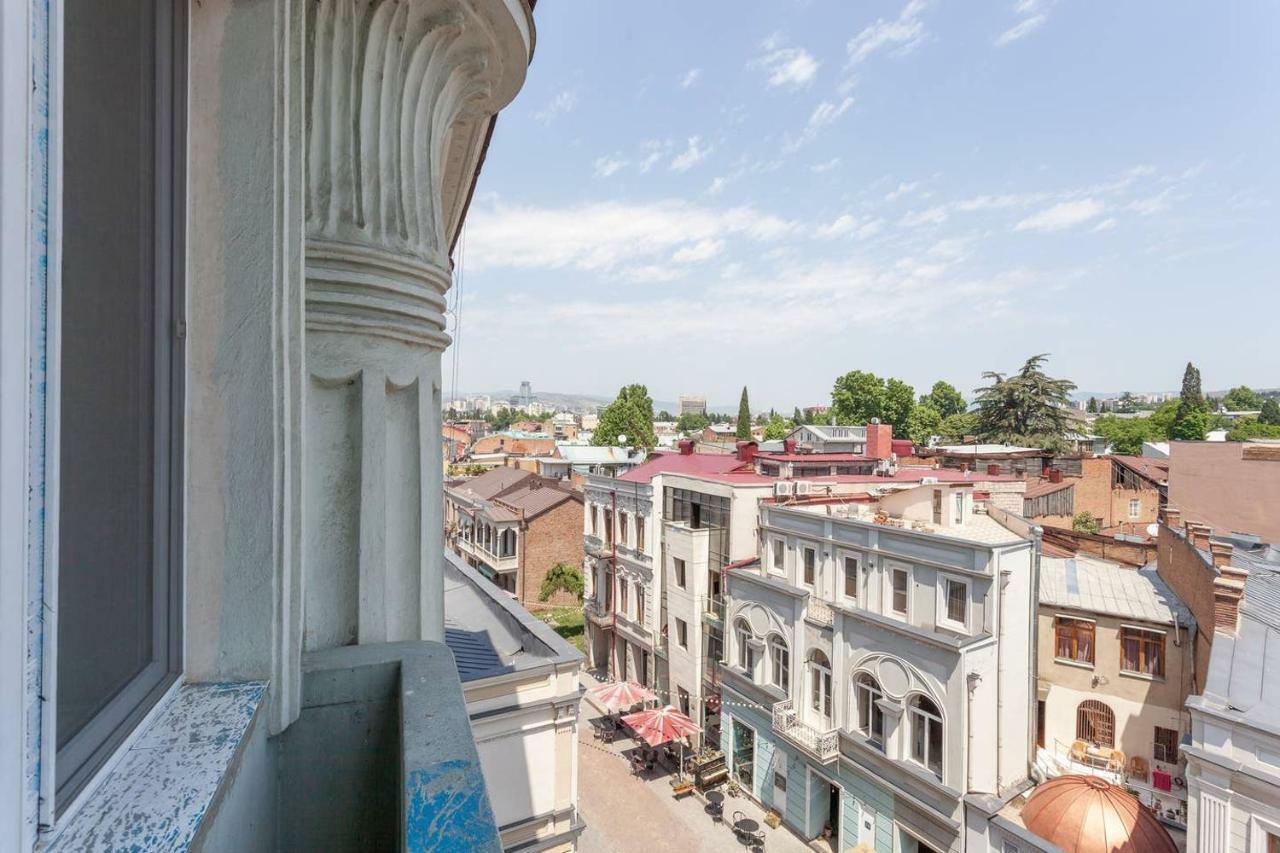 Wehost Apartment On A Colorful Street Тбилиси Экстерьер фото